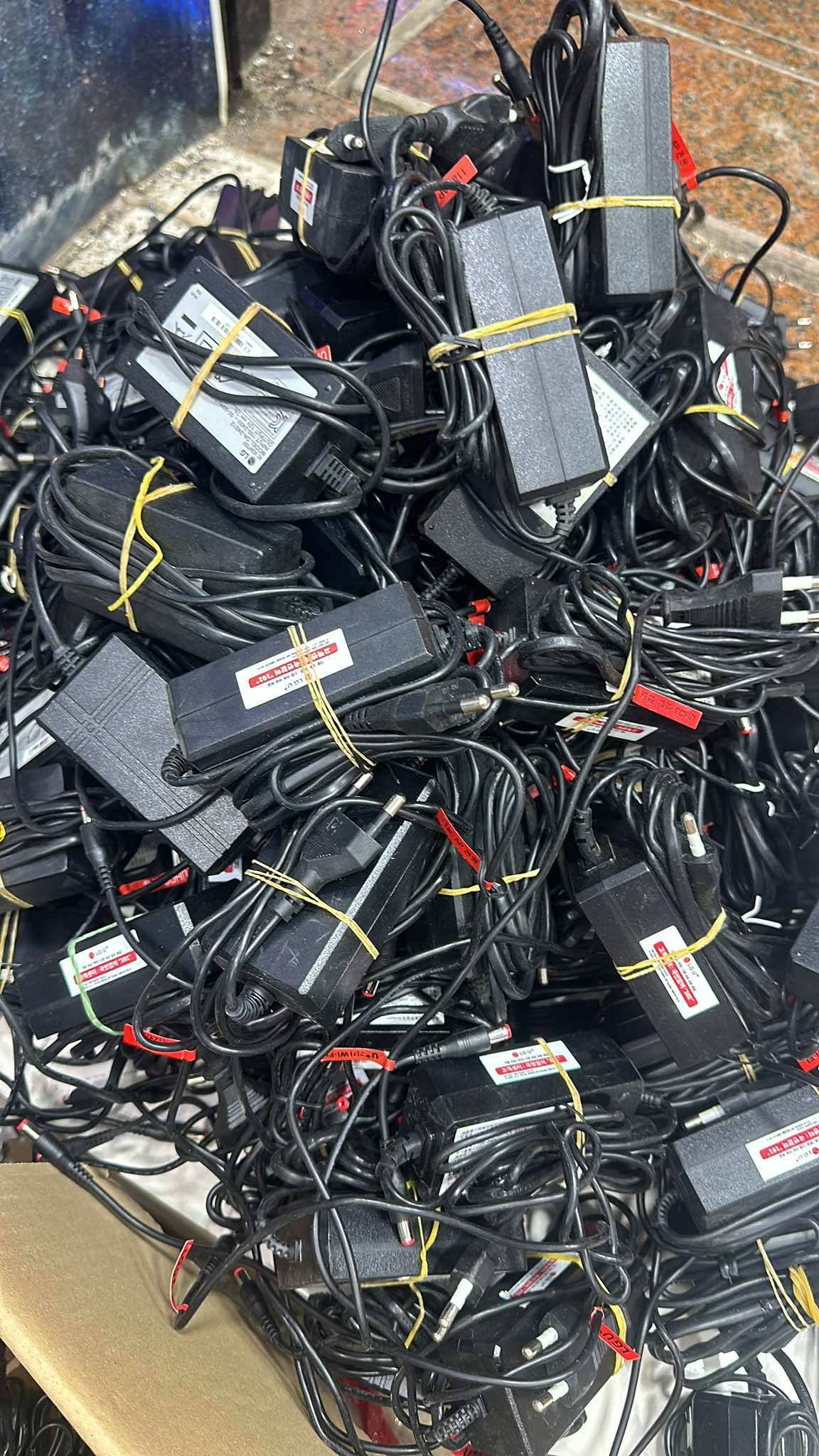 ادبتر ال جي اصلي 12 فولت 2 امبير - صورة رئيسية